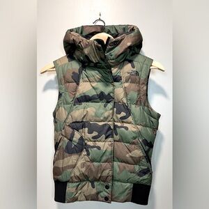 The North Face Camouflage 550 Down Hooded Puffer Vest
Size XS